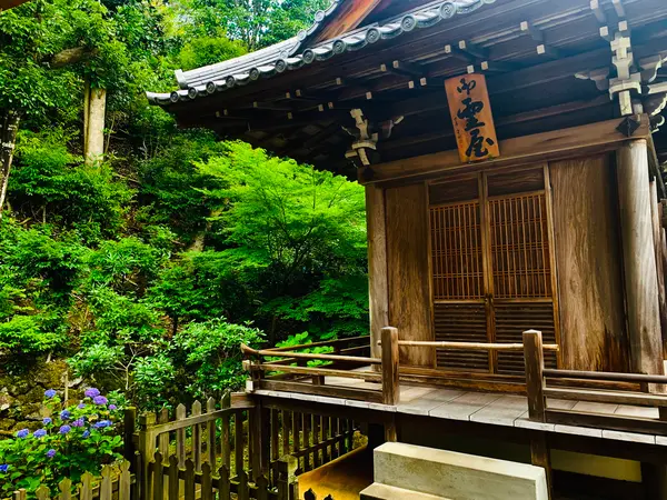 本堂の横
