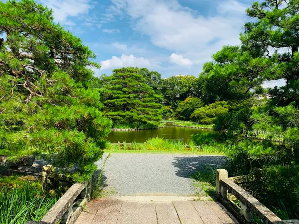 神苑の門をくぐると…東神苑