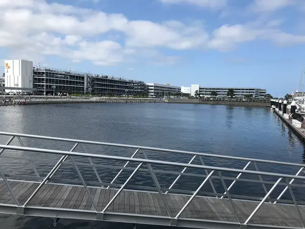 左の建物は駐車場