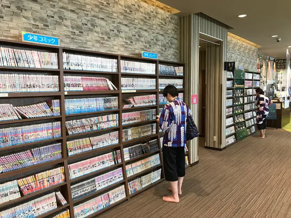 館内、本棚だらけw