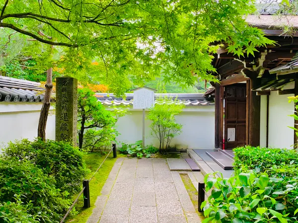 袴腰の大玄関(国の重要文化財)