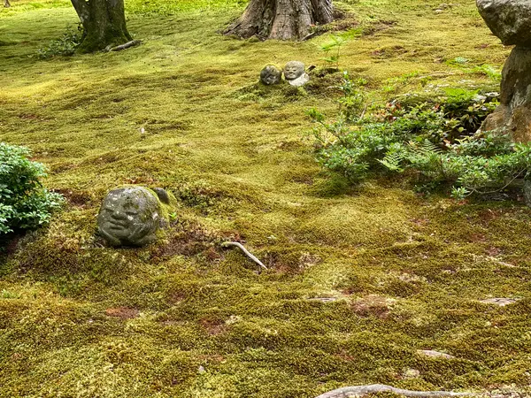 ◎寝そべるわらべ地蔵さん
