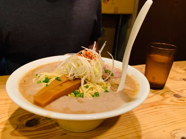 レンゲが立つ