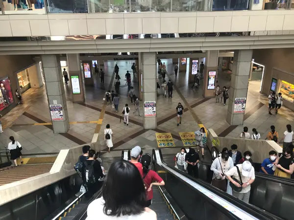 東口広場へと