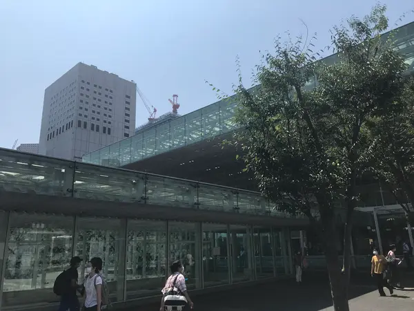 総ガラス張りのお洒落な駅