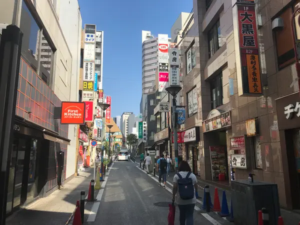 ネオン煌く街も