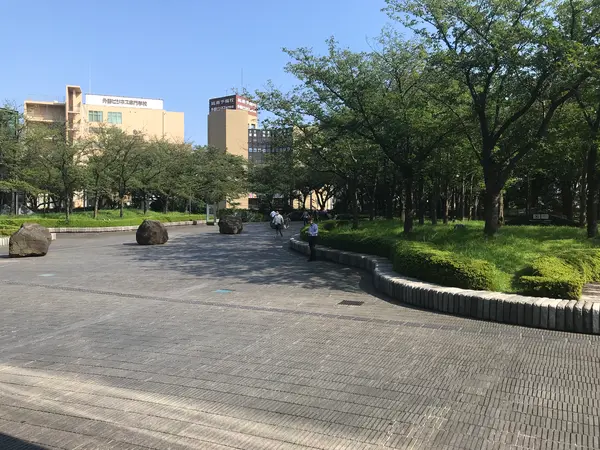 建物の周りは公園になってます。