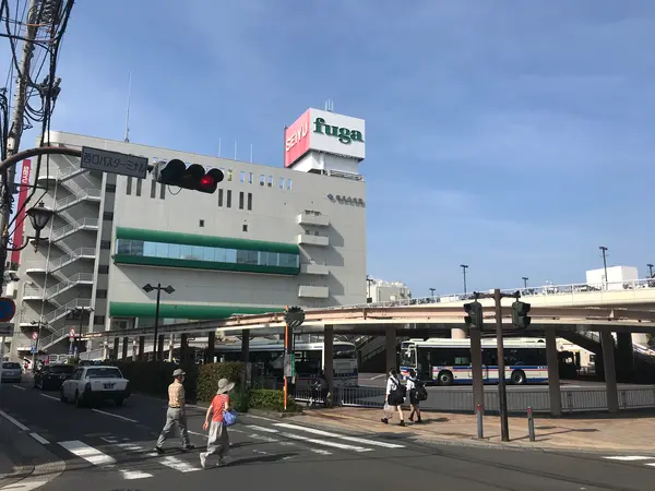 広いバスロータリー