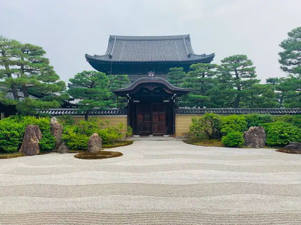 枯山水庭園から法堂を眺める