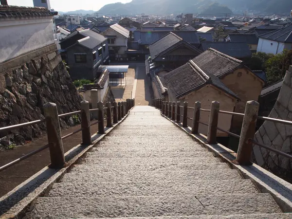 西方寺の入口から階段を見たところ