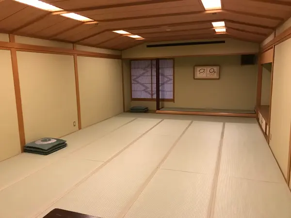 広っろいカラオケ部屋w