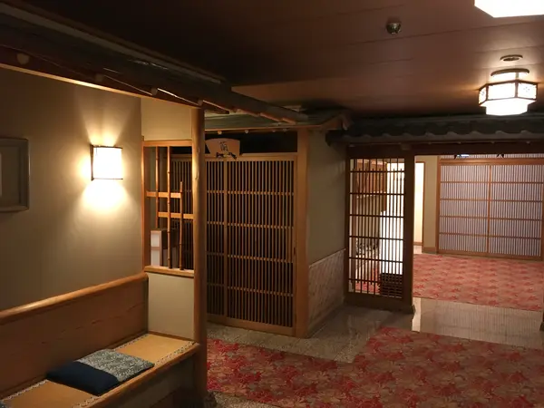 落ち着いた雰囲気の館内です。