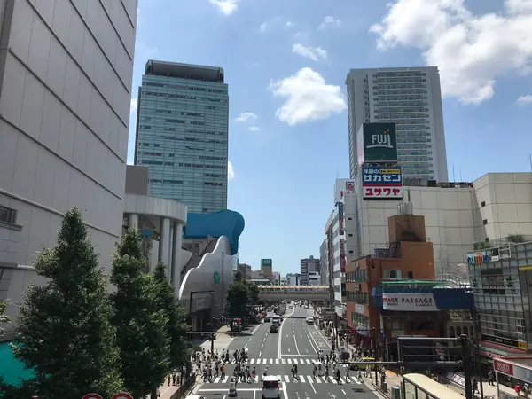 高層ビルの並ぶ街