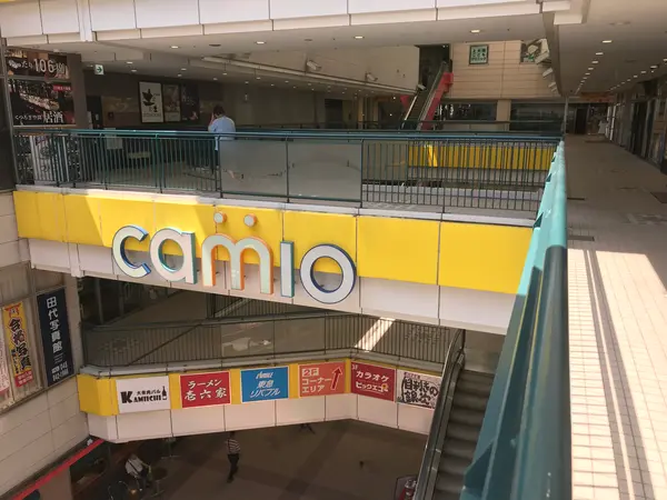 カラオケ店やスーパーなども