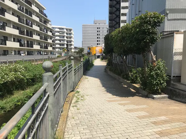 川沿いはプロムナードです。