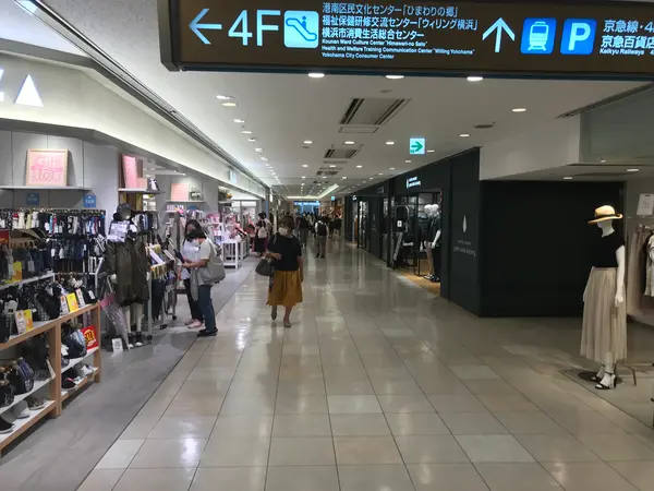 駅ビルの3、4階に位置してます。