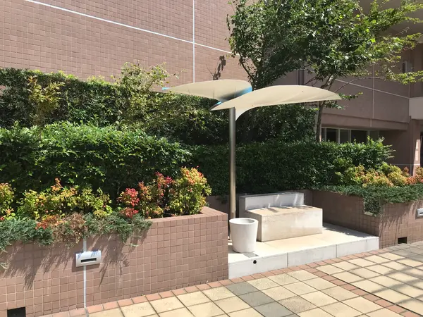 ベンチ有ります。