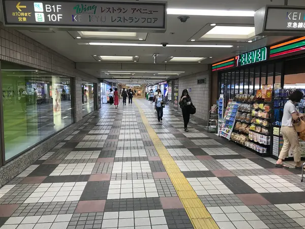 一階は、お店が並んでます。