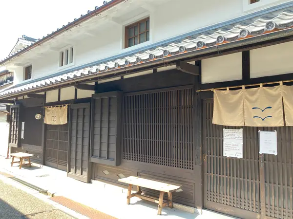 カモメの暖簾が目印