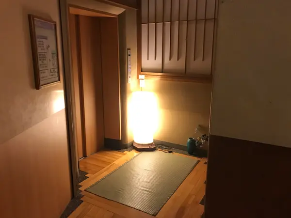 エレベーター前w