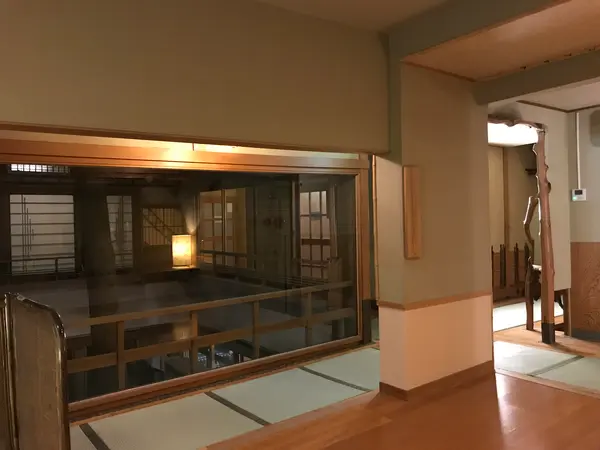末広荘、坪庭まであります。