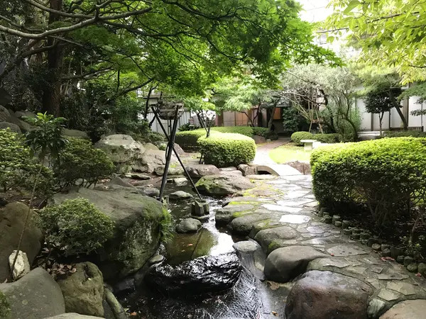 腹ごなしの庭園散策