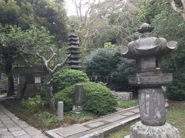 灯籠と石塔