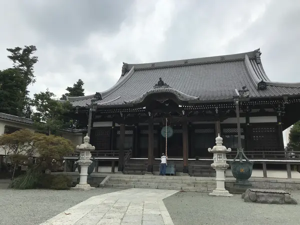 本堂 で〜ん