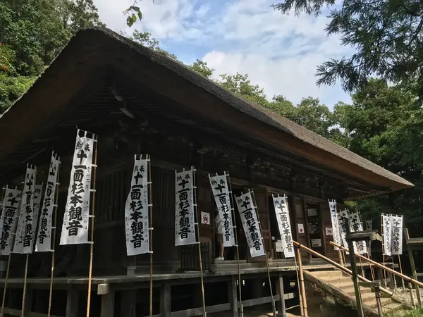 茅葺き屋根の本堂