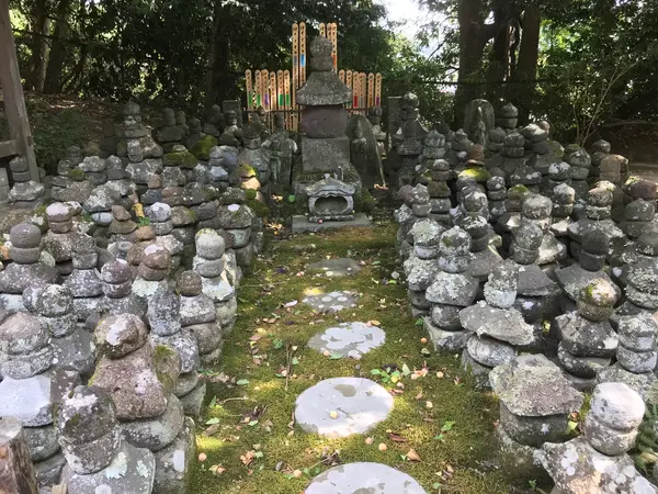 石塔だらけ