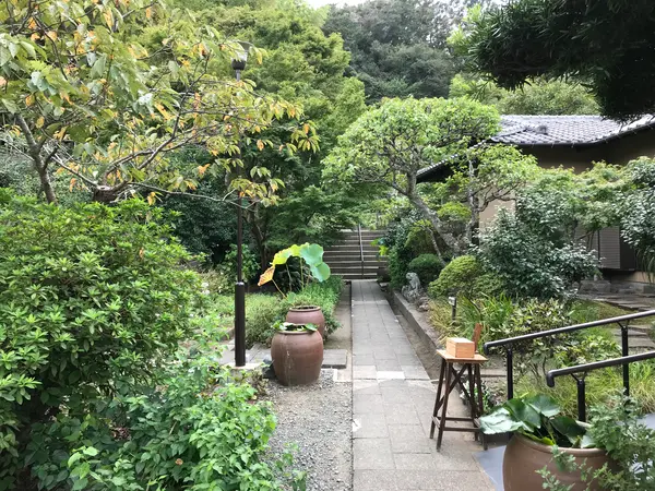 イザ、境内へ