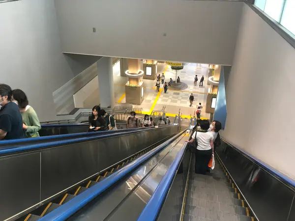 駅地下に降りるエスカレーター。
