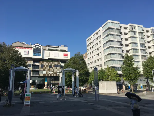 正面は飲食店ビル？
