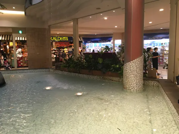 池の周りもお店がいっぱい。