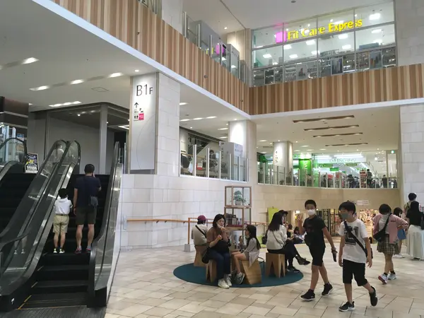 坂道に建ってます。
