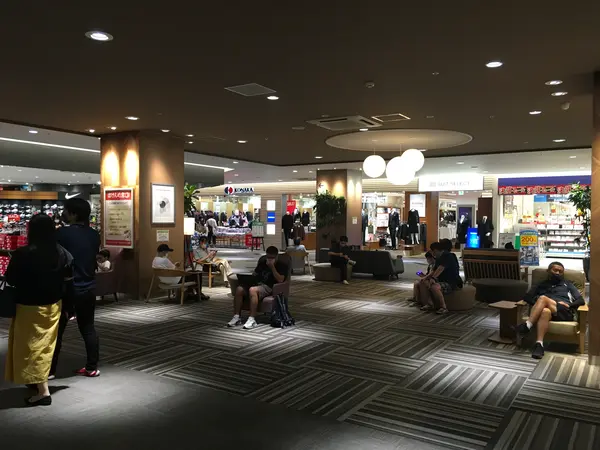 映画館ロビーもメガ級w