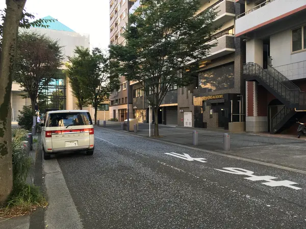 横浜市歴史博物館への道w