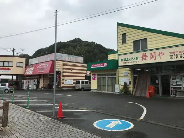 ココを越えるとお店はないw