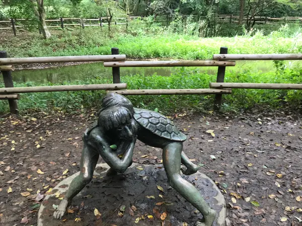 河童の像が。