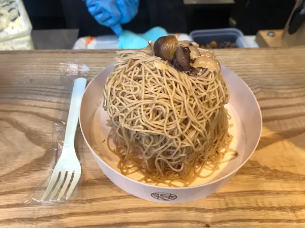 中にメレンゲが入っているものとジェラートが入っているものとあります！こちらはメレンゲ入りで、高さはこちらの方があるので、持ち歩きのバランス注意！！