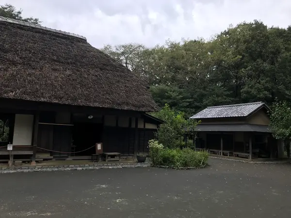 瓦屋根の建物は