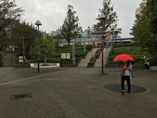 駅前広場。