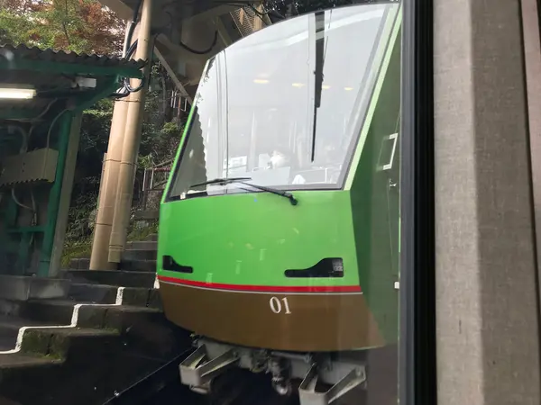 下りケーブルカー到着。