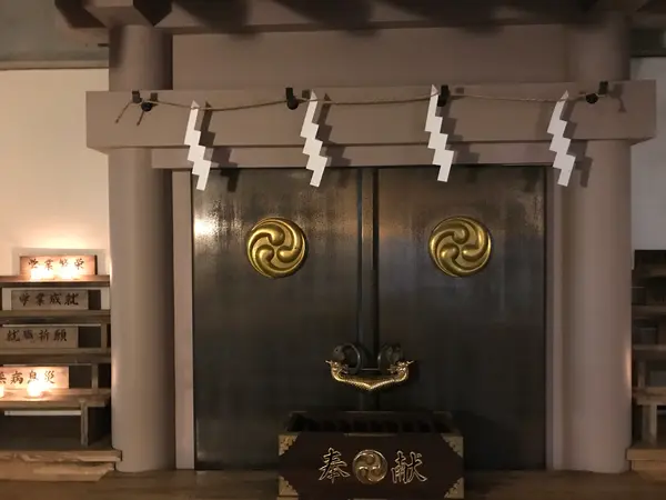 ココが本殿？
