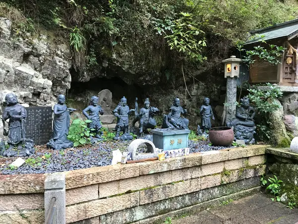そんなに広くない境内