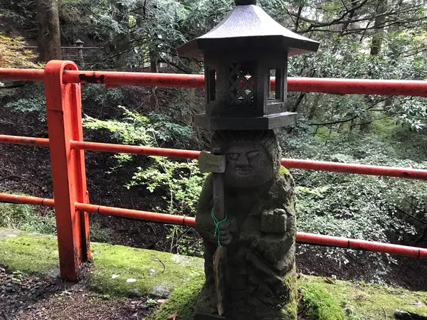 灯籠の台座まで