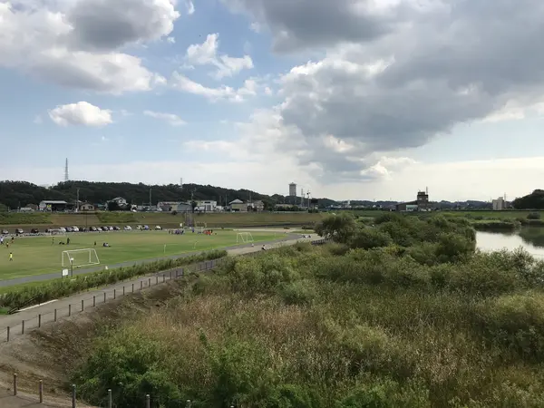 遊水池の隣りです。