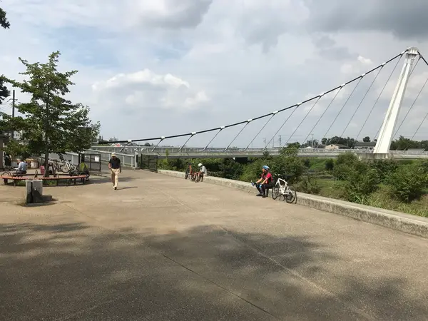鷺舞橋を渡ると。