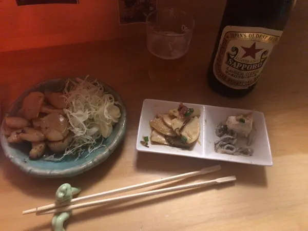 ホタテのバター焼きとお通し2種と赤星