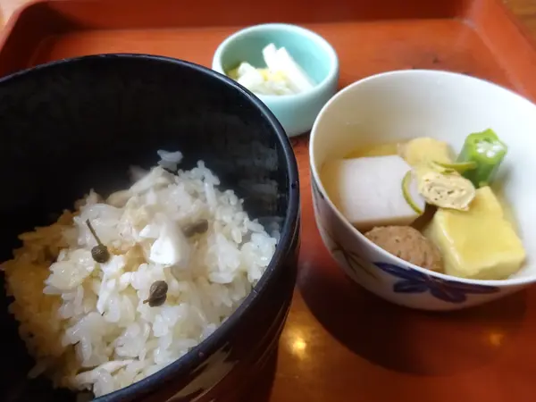 タイの炊き込みご飯と炊き合わせ